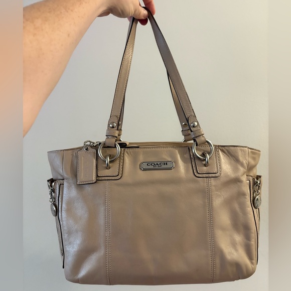 Coach East West Gallery Pearl/Tan Smooth Shiny Leather Shoulder Tote Bag - Picture 3 of 16